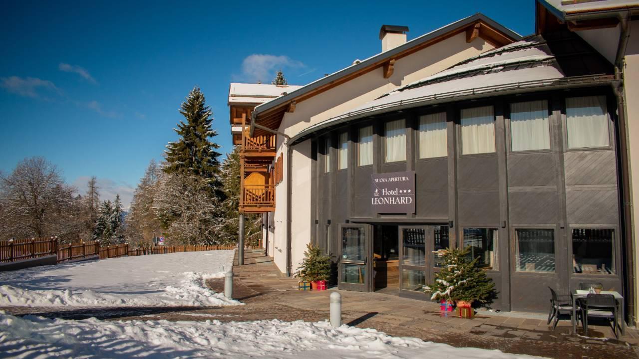 Hotel Leonard Nova Ponente Bagian luar foto