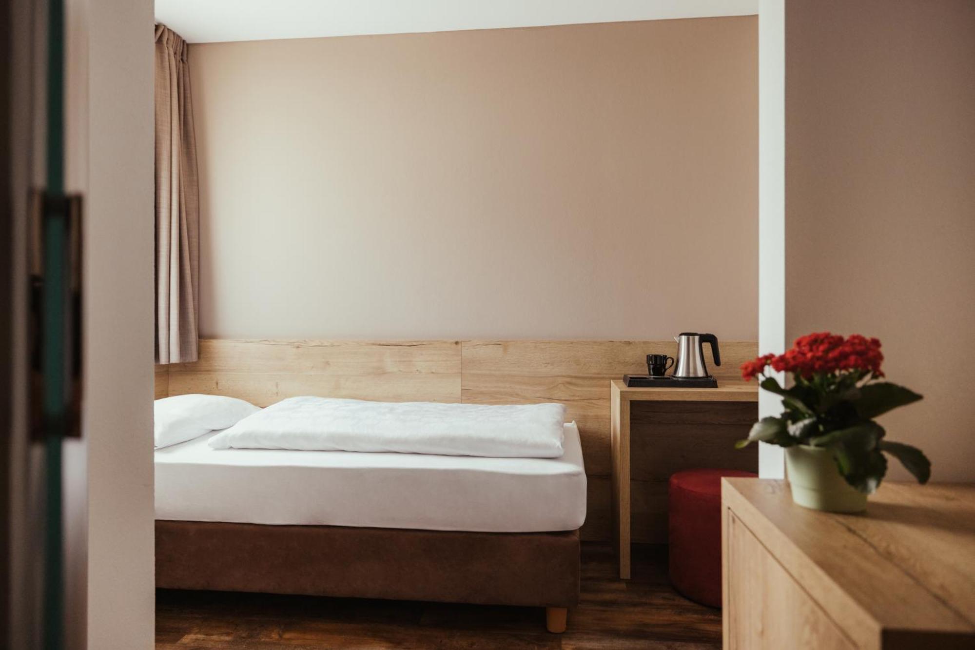 Hotel Leonard Nova Ponente Bagian luar foto