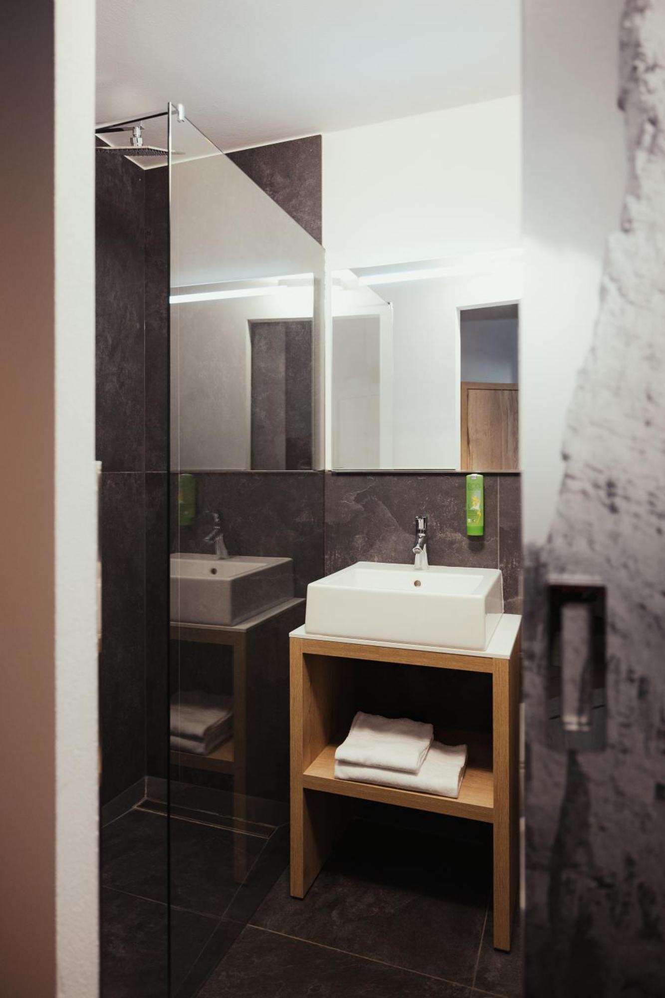 Hotel Leonard Nova Ponente Bagian luar foto