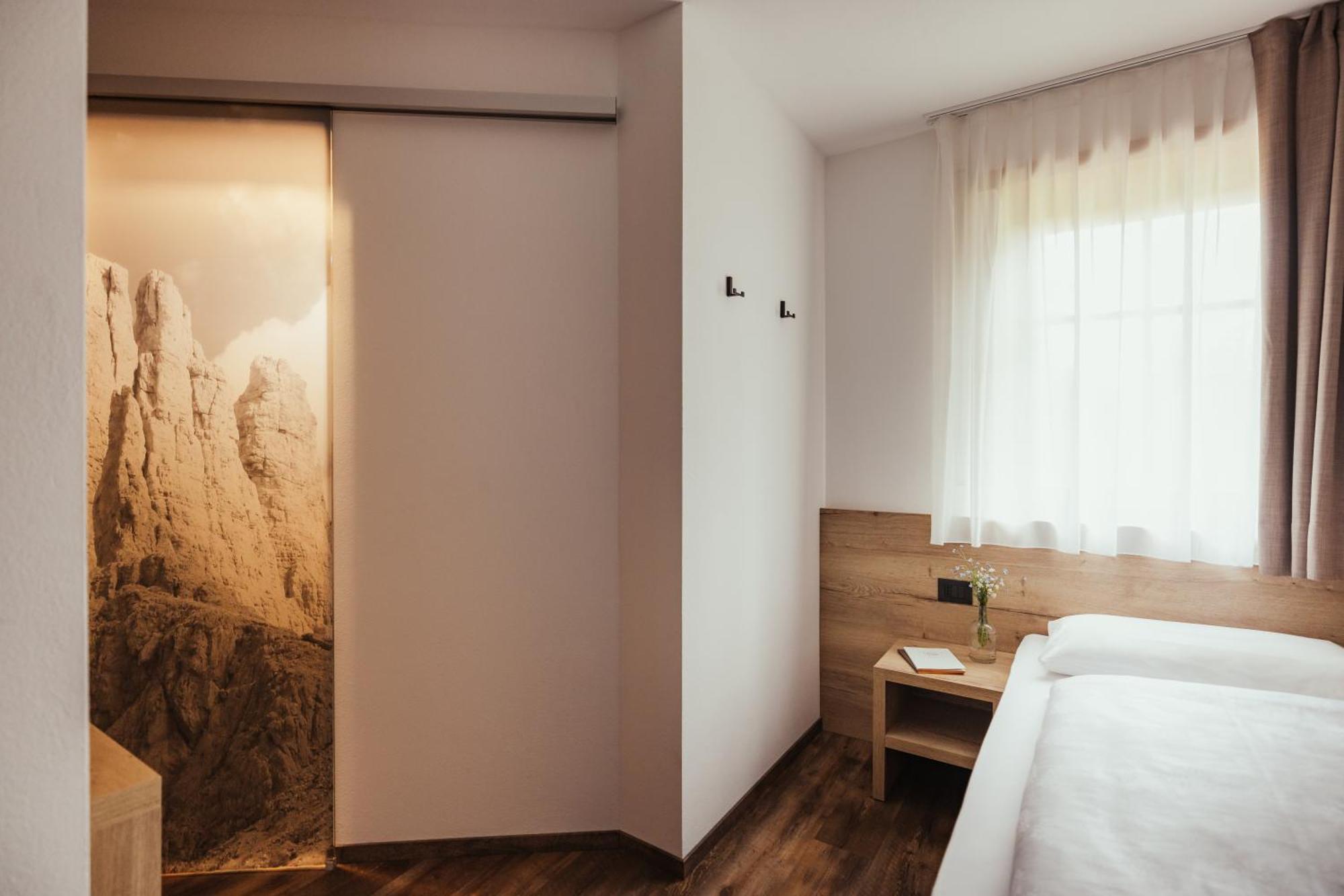 Hotel Leonard Nova Ponente Bagian luar foto