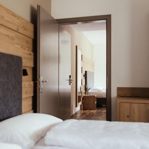 Hotel Leonard Nova Ponente Bagian luar foto