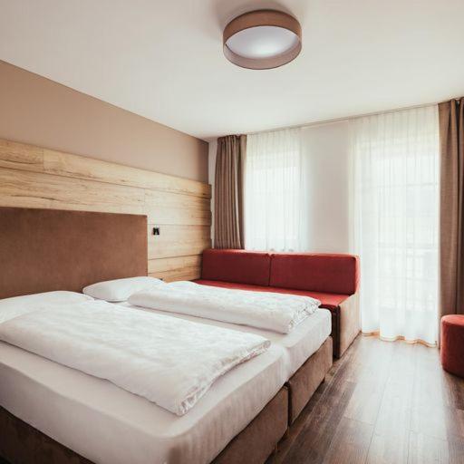 Hotel Leonard Nova Ponente Bagian luar foto