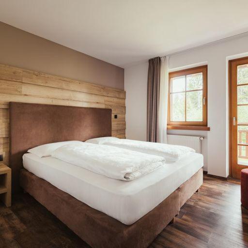 Hotel Leonard Nova Ponente Bagian luar foto